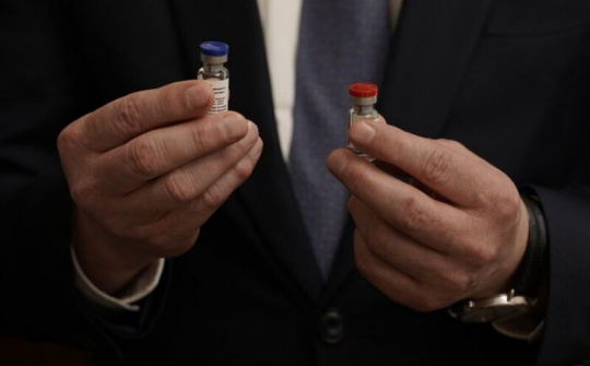 Nga bàn việc tổ chức tiêm chủng đại trà cho người dân