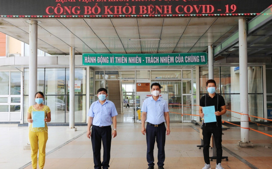 Hai bệnh nhân Covid-19 điều trị tại BVĐK Trung ương Quảng Nam được xuất viện