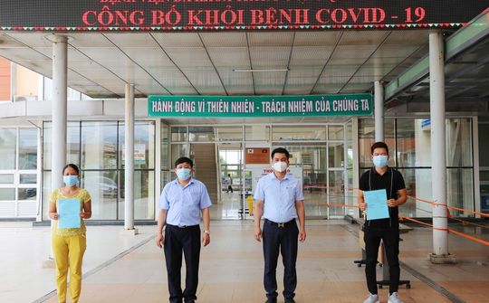 Hai bệnh nhân Covid-19 điều trị tại BVĐK Trung ương Quảng Nam được xuất viện