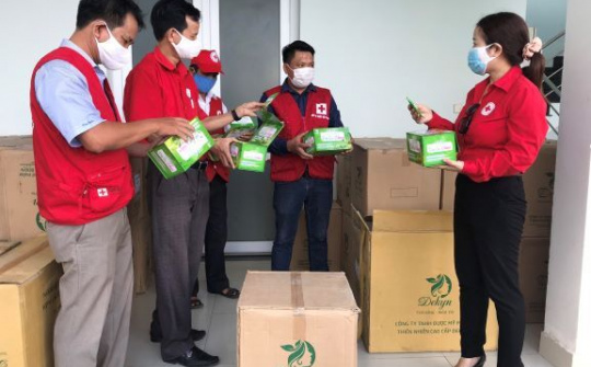 Đà Nẵng: Hội chữ thập đỏ trao quà mùa dịch Covid - 19