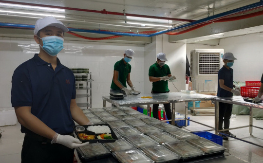 Hàng 1000 suất cơm nóng phát miễn phí mỗi ngày cho bệnh viện Đa khoa Đà Nẵng