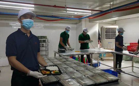 Hàng 1000 suất cơm nóng phát miễn phí mỗi ngày cho bệnh viện Đa khoa Đà Nẵng