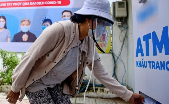 TP.HCM: ATM khẩu trang miễn phí giúp người nghèo vượt qua Covid-19