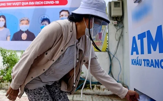 TP.HCM: ATM khẩu trang miễn phí giúp người nghèo vượt qua Covid-19