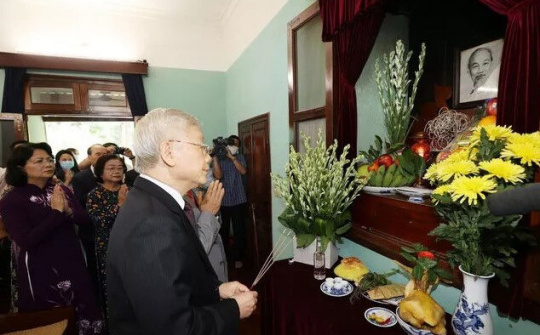 Tổng Bí thư, Chủ tịch nước Nguyễn Phú Trọng dâng hương tưởng niệm Chủ tịch Hồ Chí Minh