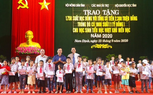 Nam Định: Trao 1.750 suất học bổng cho học sinh có hoàn cảnh khó khăn