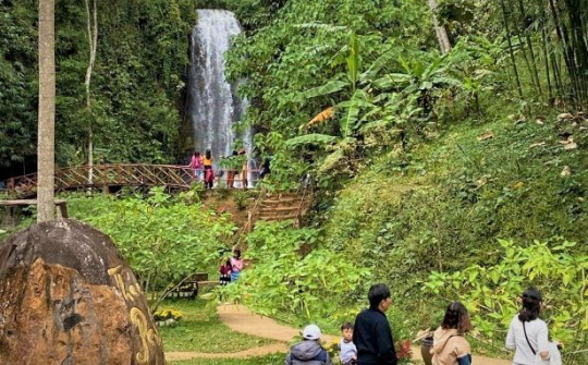 Măng Đen - Thác Pa Sỹ và những bức tượng giữa đại ngàn