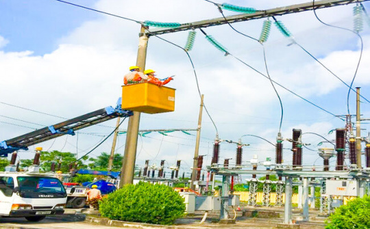 PC Nam Định áp dụng công nghệ rửa sứ hotline, nâng cao hiệu quả vận hành hệ thống điện