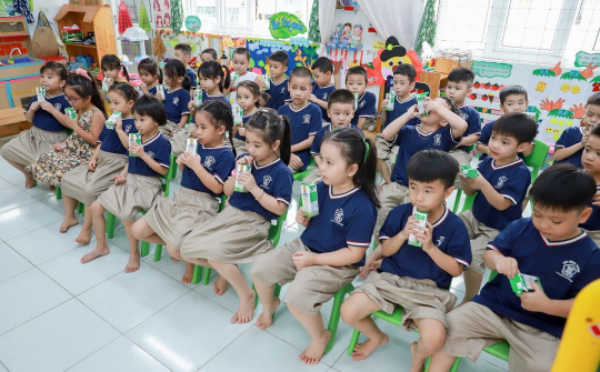"Sữa học đường" giúp phụ huynh nhẹ gánh hơn với lợi ích kép