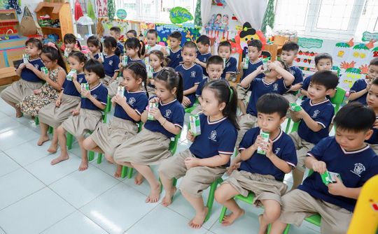 "Sữa học đường" giúp phụ huynh nhẹ gánh hơn với lợi ích kép