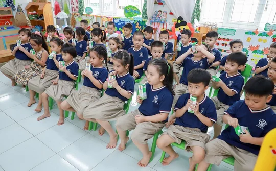 "Sữa học đường" giúp phụ huynh nhẹ gánh hơn với lợi ích kép
