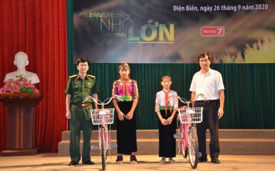 Trao học bổng “Vì em hiếu học” cho 150 học sinh nghèo vượt khó