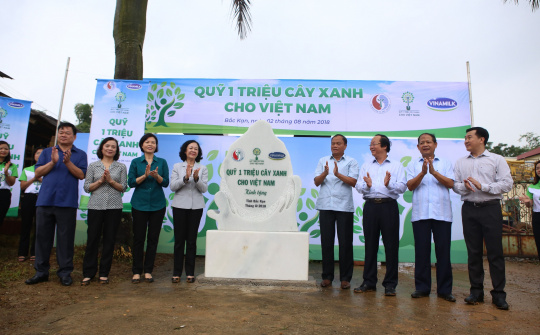 Vinamilk tặng cây giống cho người dân, mang lại "hiệu quả kép"
