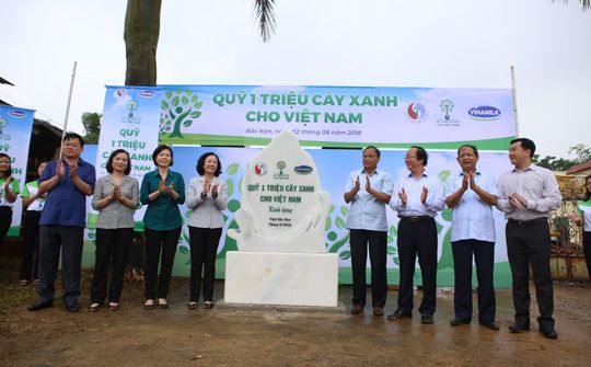 Vinamilk tặng cây giống cho người dân, mang lại "hiệu quả kép"