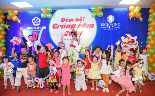 Mang “Trăng yêu thương” đến với các em thiếu nhi tại các Khu căn hộ của Tập đoàn Hưng Thịnh.