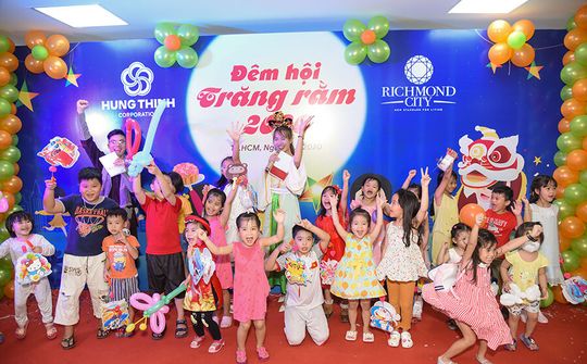 Mang “Trăng yêu thương” đến với các em thiếu nhi tại các Khu căn hộ của Tập đoàn Hưng Thịnh.
