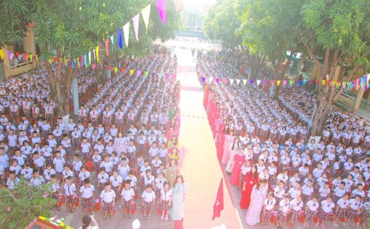 Giáo viên và học sinh Nghệ An hân hoan khai giảng năm học mới 2020 - 2021