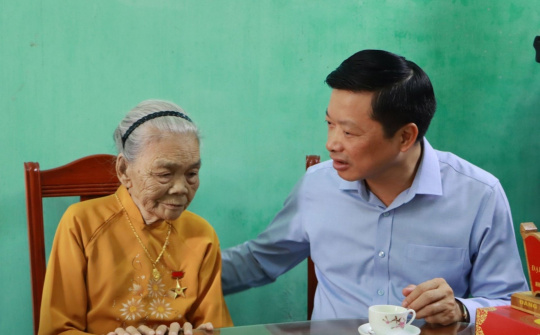 Bắc Ninh: Phó Chủ tịch UBND tỉnh thăm, tặng quà người có công và gia đình chính sách