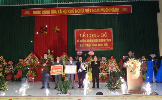 Tượng Lĩnh đón Bằng công nhận xã đạt chuẩn nông thôn mới