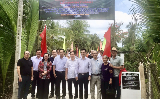 “Nhịp cầu nối những bờ vui” đến với người dân Bến Tre trước thềm năm mới