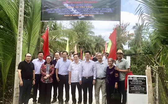 “Nhịp cầu nối những bờ vui” đến với người dân Bến Tre trước thềm năm mới