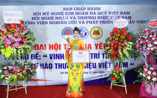 Nghệ nhân Thoa Trần với  "đôi bàn tay vàng"