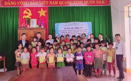 Quà tặng ý nghĩa cho các em học sinh nghèo hiếu học trường Vừ A Dính