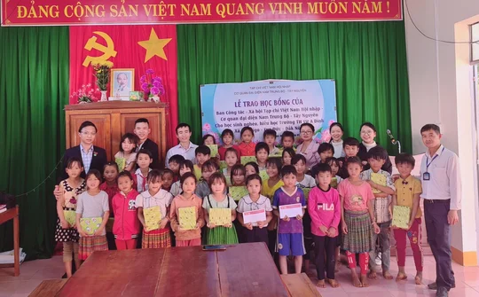 Quà tặng ý nghĩa cho các em học sinh nghèo hiếu học trường Vừ A Dính