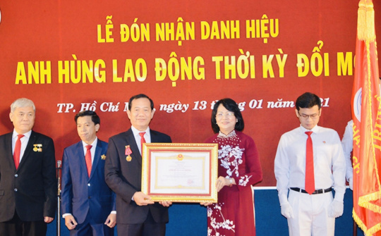 Bệnh viện Nhân dân 115 đón nhận danh hiệu Anh hùng Lao động thời kỳ đổi mới