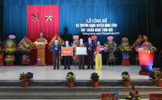 Trường Giang đón Bằng công nhận xã đạt chuẩn nông thôn mới