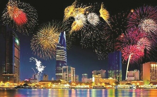 Không khí chào đón Tết Dương Lịch 2021 tràn ngập khắp Thành phố Hồ Chí Minh