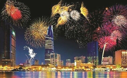 Không khí chào đón Tết Dương Lịch 2021 tràn ngập khắp Thành phố Hồ Chí Minh