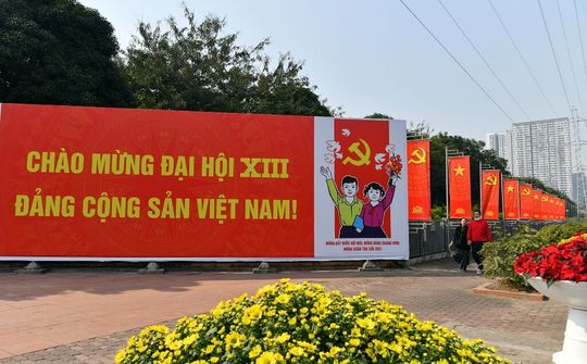 Hà Nội rực rỡ cờ hoa chào mừng Đại hội XIII của Đảng