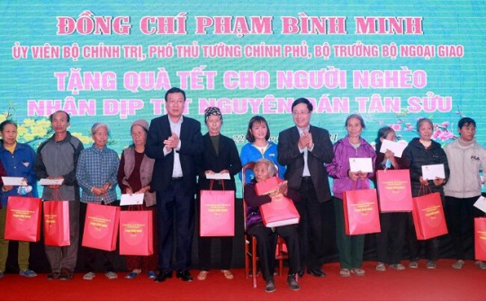 Phó Thủ tướng Phạm Bình Minh thăm, tặng quà Tết cho người nghèo tỉnh Nam Định
