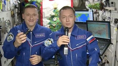 Hai nhà du hành vũ trụ trên Trạm ISS gửi lời chúc mừng năm mới tới Trái đất