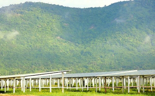 Kỳ “quang” điện mặt trời dưới chân núi Cấm