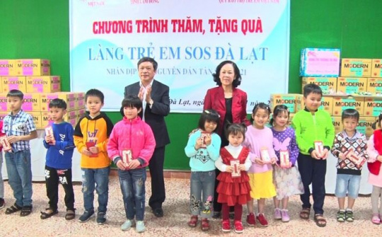 Đồng chí Trương Thị Mai thăm và tặng quà tại Lâm Đồng