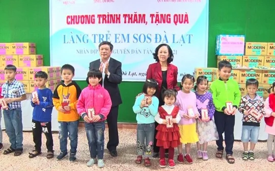Đồng chí Trương Thị Mai thăm và tặng quà tại Lâm Đồng