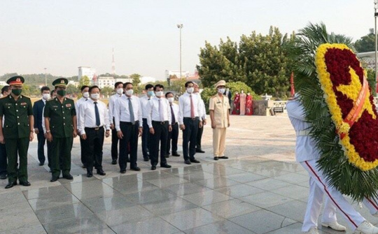 Đoàn đại biểu tỉnh Lào Cai dâng hương tưởng nhớ Chủ tịch Hồ Chí Minh và các anh hùng liệt sĩ