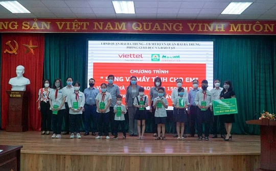 Mai Linh Hà Nội: Trao tặng 150 máy tính bảng cho học sinh có hoàn cảnh khó khăn