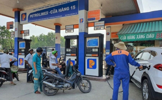 Giá xăng dầu tăng mạnh, xăng RON95 lên gần 23.000 đồng/lít
