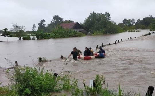 Đắk Lắk: Mưa lớn và một phần các thủy điện xả lũ khiến các xã Ea Rốk, xã Ea Bung,…ngập nặng”