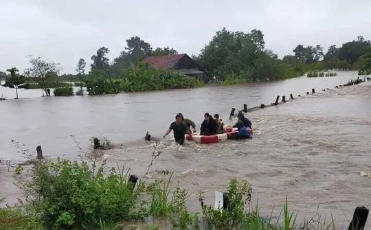 Đắk Lắk: Mưa lớn và một phần các thủy điện xả lũ khiến các xã Ea Rốk, xã Ea Bung,…ngập nặng”