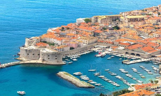 Sống chung với dịch bắt đầu từ hộ chiếu vắc-xin