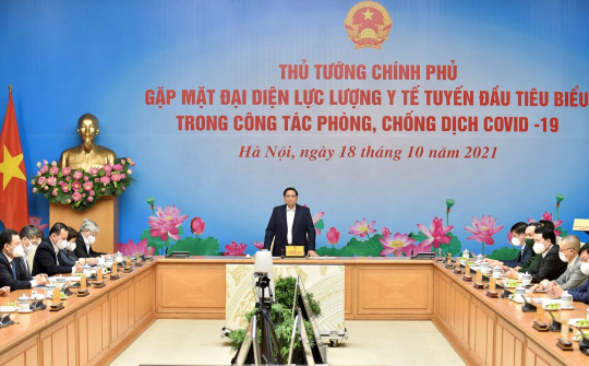 Thủ tướng Chính phủ gặp mặt, biểu dương đại diện lực lượng y tế tuyến đầu chống dịch