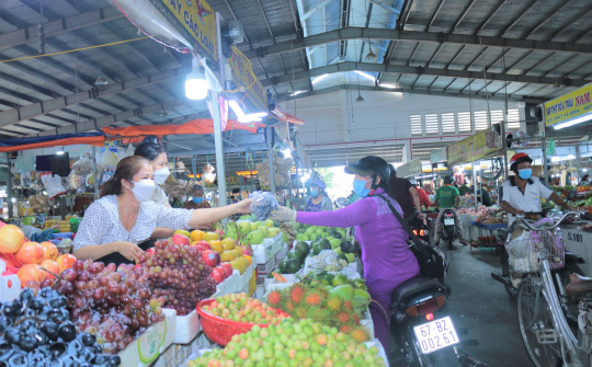 Chợ dân sinh "vượt dịch"