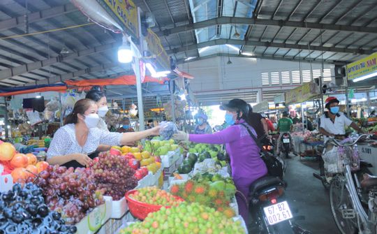 Chợ dân sinh "vượt dịch"