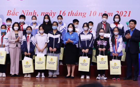 Chủ tịch tỉnh Bắc Ninh đánh giá cao vai trò của hàng trăm nghìn công nhân lao động 