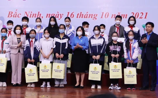 Chủ tịch tỉnh Bắc Ninh đánh giá cao vai trò của hàng trăm nghìn công nhân lao động 