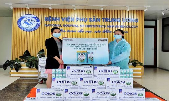 Vinamilk trao tặng 50.000 sản phẩm ColosGold cho con em y bác sĩ tuyến đầu